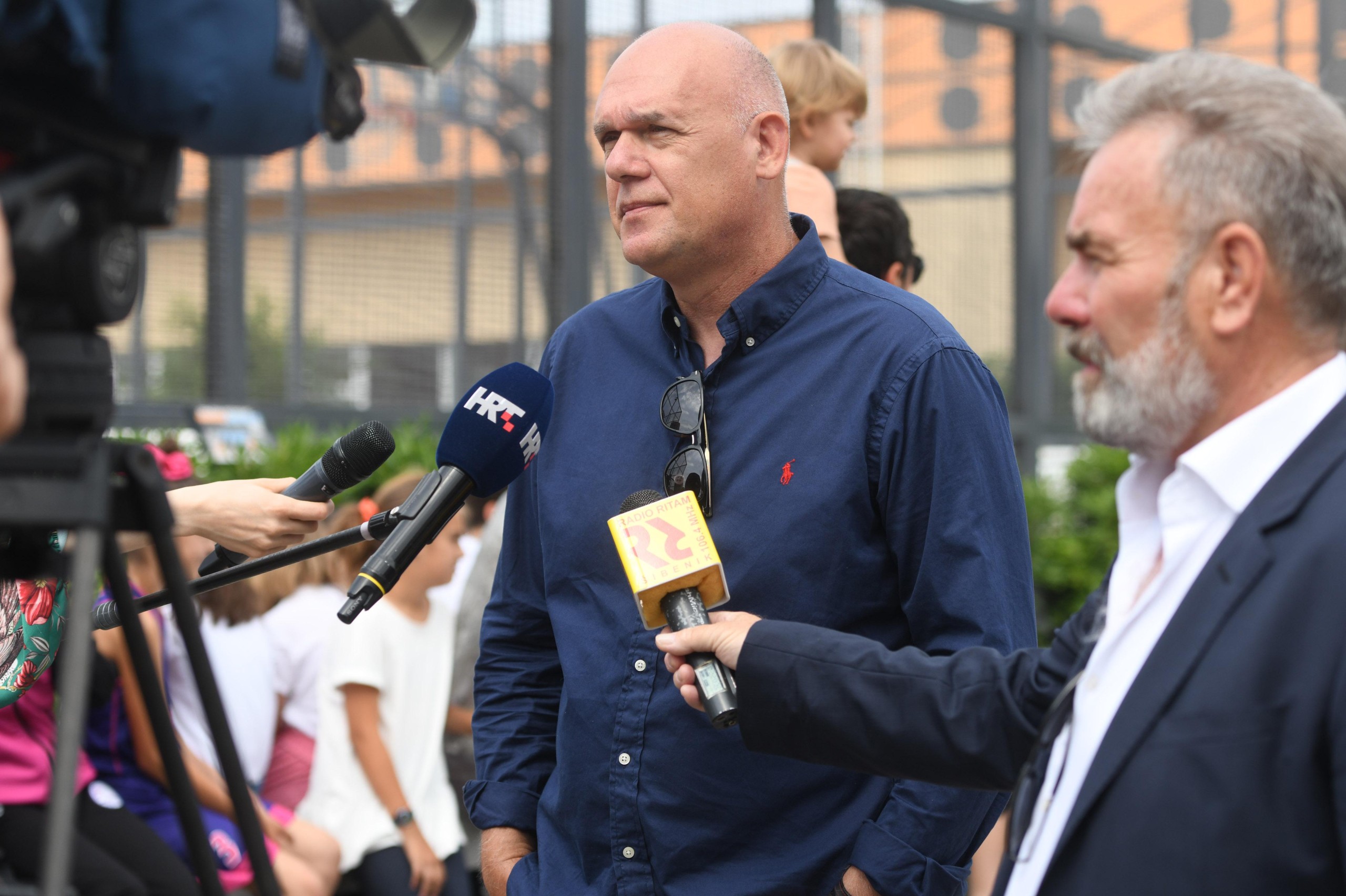 07.06.2021., Sibenik - Prigodnim programom, te polaganjem cvijeca i svijeca obiljezena je 28. obljetnica smrti kosarkaskoga Mozarta Drazena Petrovica. Uz brojna izaslanstva na spomeniku Drazenu Petrovicu ipsred dvorane na Baldekinu skupio se i veliki broj djece iz sibenskih kosarkaskih klubova. Neven Spahija.rPhoto: Hrvoje Jelavic/PIXSELL