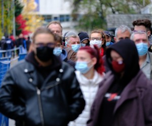 07.11.2021., Zagreb - Guzve za cijepljenje na Velesajmu nastavile su se i u rano nedjeljno jutro. U subotu je cijepljenjo vise od 2.0000 ljudi, a jutros ih je vec 700 cekalo u redu za svoju dozu. Najveci je red bio za primatelje prve doze. Photo: Slaven Branislav Babic/PIXSELL