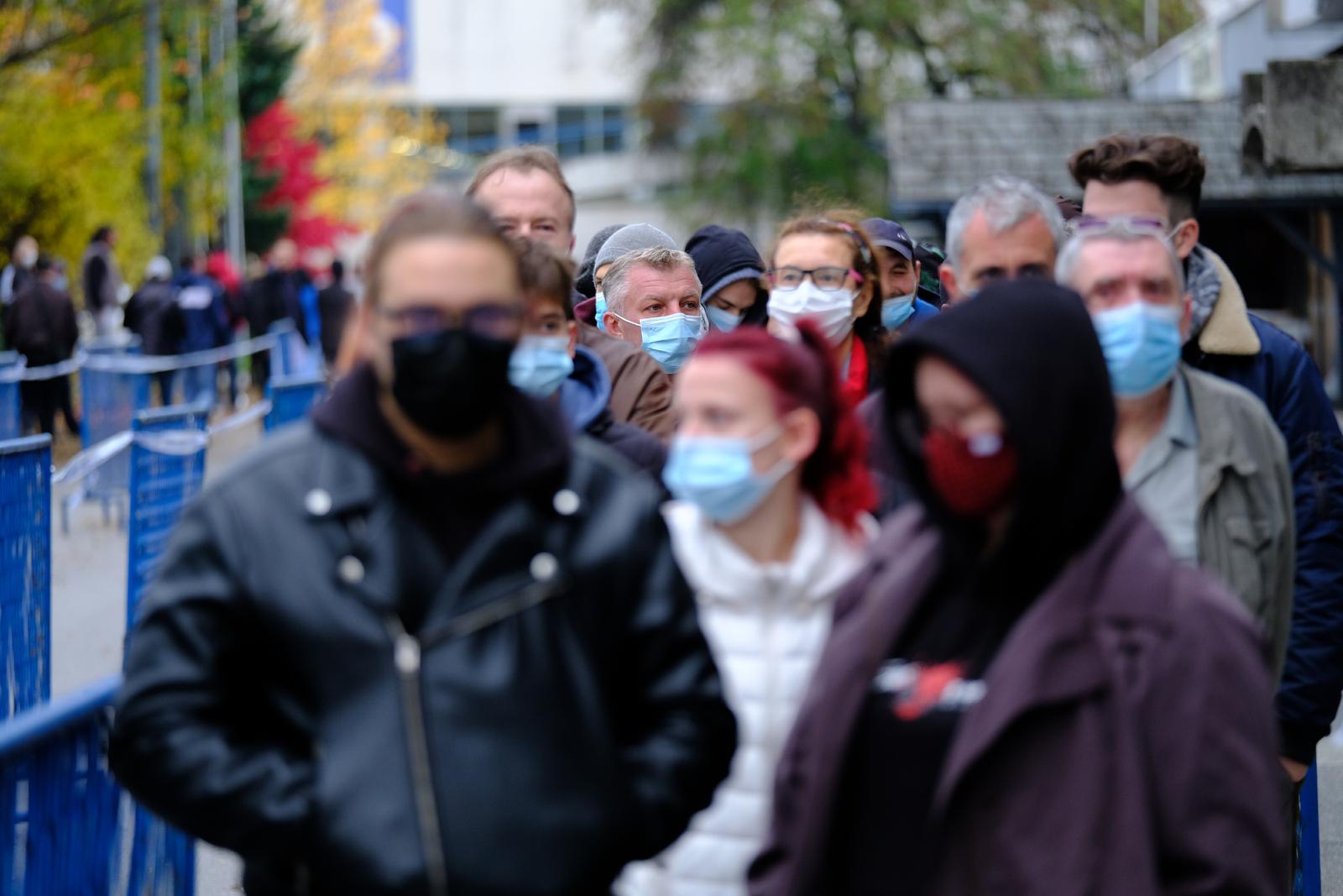 07.11.2021., Zagreb - Guzve za cijepljenje na Velesajmu nastavile su se i u rano nedjeljno jutro. U subotu je cijepljenjo vise od 2.0000 ljudi, a jutros ih je vec 700 cekalo u redu za svoju dozu. Najveci je red bio za primatelje prve doze. Photo: Slaven Branislav Babic/PIXSELL