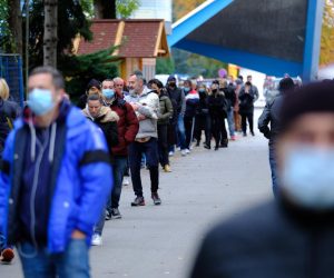 07.11.2021., Zagreb - Guzve za cijepljenje na Velesajmu nastavile su se i u rano nedjeljno jutro. U subotu je cijepljenjo vise od 2.0000 ljudi, a jutros ih je vec 700 cekalo u redu za svoju dozu. Najveci je red bio za primatelje prve doze.