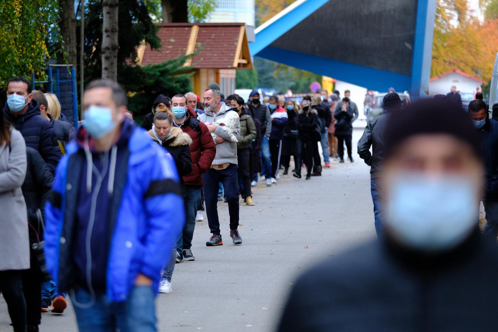 07.11.2021., Zagreb - Guzve za cijepljenje na Velesajmu nastavile su se i u rano nedjeljno jutro. U subotu je cijepljenjo vise od 2.0000 ljudi, a jutros ih je vec 700 cekalo u redu za svoju dozu. Najveci je red bio za primatelje prve doze.