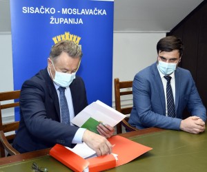 08.06.2021., Sisak - Bivsi sisacko-moslavacki zupan Ivo Zinic predao je ovlasti zupana novoizabranom Ivanu Celjaku.rrPhoto: Nikola Cutuk/PIXSELL