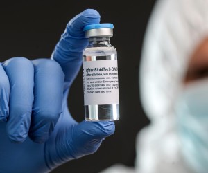 08.11.2021., Zagreb - Ilustrativna fotografija cjepiva protiv bolesti COVID-19 proizvodjaca Pfizer/BioNTech. Zdravstveni djelatnik u zastitnom odijelu i gumenik rukavicama rukuje s bocicom koja predstavlja cijepivo protiv COVID-a