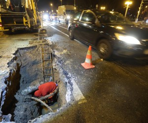 08.12.2021., Zagreb - Na krizanju Savske i Vukovarske ulice doslo do puknuca vodovodne cijevi. Photo: Marko Prpic/PIXSELL