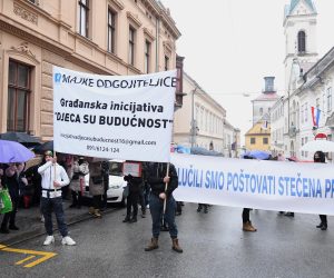 09.12.2021., Zagreb - Prosvjed majki odgajateljica ispred Gradske skupstine zbog najave modificiranja te mjere o kojoj ce se danas raspravljati u Gradskoj skupstini.  Photo: Marko Lukunic/PIXSELL