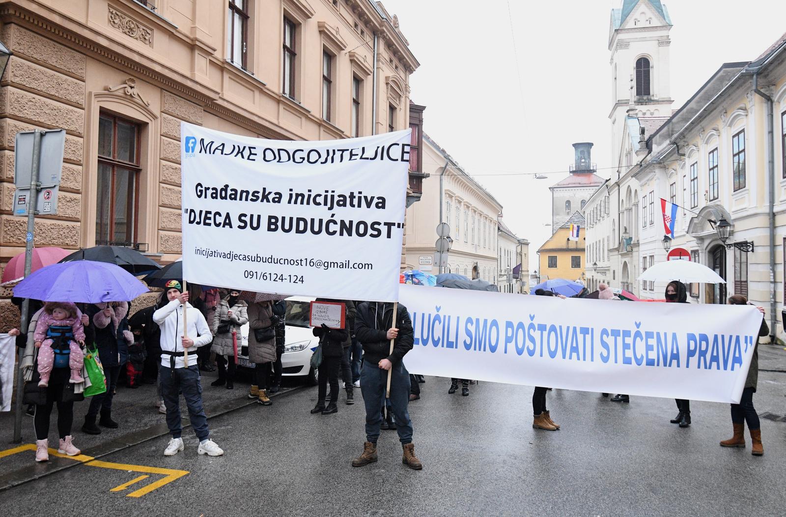 09.12.2021., Zagreb - Prosvjed majki odgajateljica ispred Gradske skupstine zbog najave modificiranja te mjere o kojoj ce se danas raspravljati u Gradskoj skupstini.  Photo: Marko Lukunic/PIXSELL