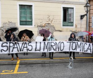09.12.2021., Zagreb - Prosvjed majki odgajateljica ispred Gradske skupstine zbog najave modificiranja te mjere o kojoj ce se danas raspravljati u Gradskoj skupstini.  Photo: Marko Lukunic/PIXSELL