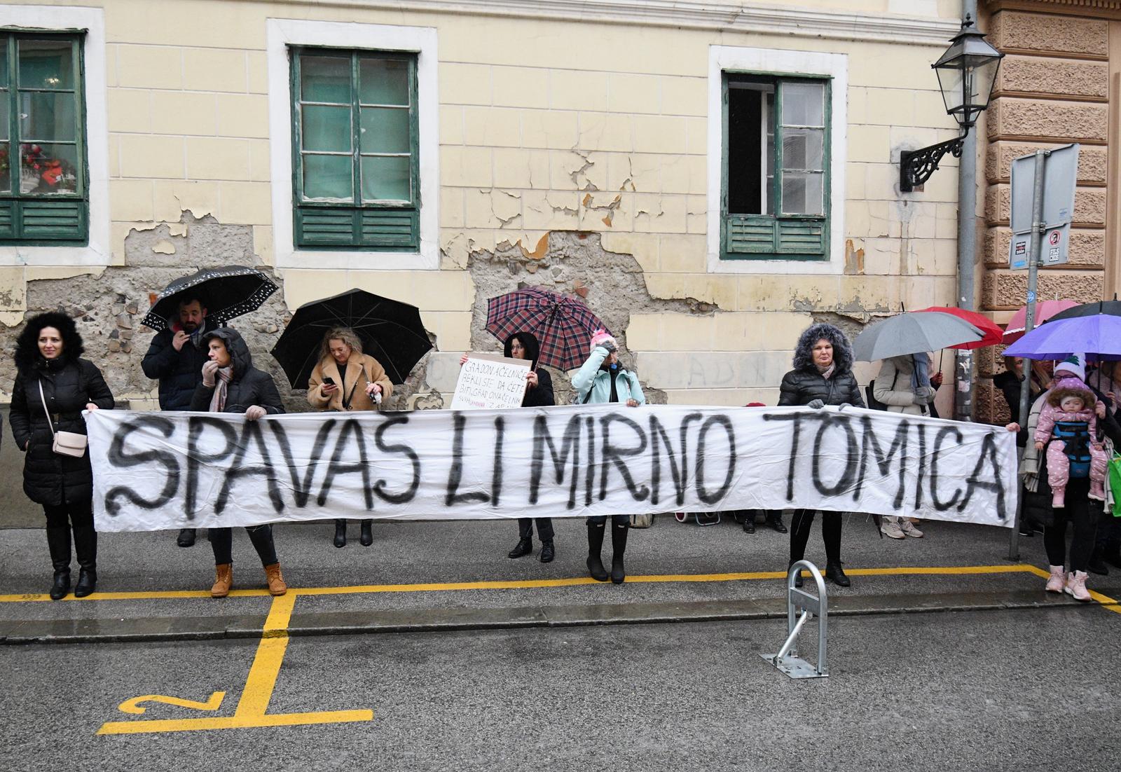 09.12.2021., Zagreb - Prosvjed majki odgajateljica ispred Gradske skupstine zbog najave modificiranja te mjere o kojoj ce se danas raspravljati u Gradskoj skupstini.  Photo: Marko Lukunic/PIXSELL