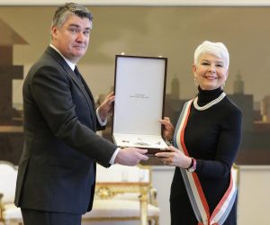 09.12.2021., Zagreb - Za izniman doprinos medjunarodnom polozaju i ugledu Republike Hrvatske te razvoju odnosa Republike Hrvatske i hrvatskog naroda s drugim drzavama i narodima, Predsjednik Republike Zoran Milanovic odlikovao je Jadranku Kosor Veleredom kraljice Jelene s lentom i Danicom. Photo: Robert Anic/PIXSELL