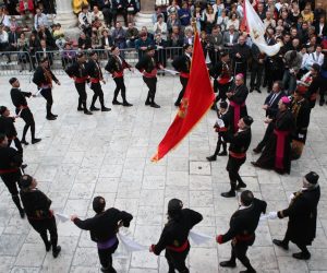 06.05.2010.Split - U sklopu svecanosti blagdana Sv Dujma na Peristilu su nastupili Bokeljski mornari koji su izveli svoj poznati ples pred gradonacelnikom i crkvenim velikodostojnicima.
Photo: Ivo Cagalj/PIXSELL