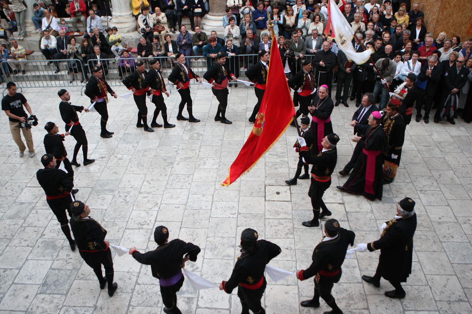 06.05.2010.Split - U sklopu svecanosti blagdana Sv Dujma na Peristilu su nastupili Bokeljski mornari koji su izveli svoj poznati ples pred gradonacelnikom i crkvenim velikodostojnicima.
Photo: Ivo Cagalj/PIXSELL