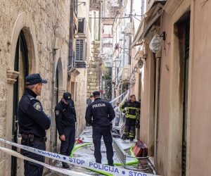 10.12.2021., Stara gradska jezgra, Dubrovnik - Jutros je izbio pozar u povijesnoj jezgri Dubrovnika. Iz Javne vatrogasne postrojbe Dubrovacki vatrogasci izvijestili su da gori u Ulici Marojice Kaboge.
Photo: Grgo Jelavic/PIXSELL