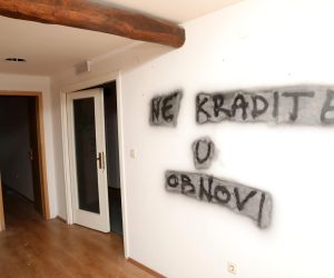 10.12.2021., Petrinja, Trg kulture - Gradska knjiznica Petrinja, ciji je prostor unisten u potresu, prebacena je u 11 kontejnera kako bi gradjanima i skolarcima Petrinje gradja bila dostupna i dalje.