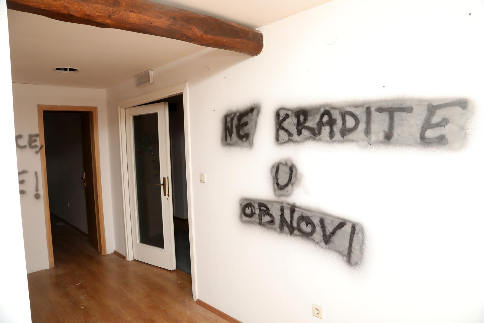 10.12.2021., Petrinja, Trg kulture - Gradska knjiznica Petrinja, ciji je prostor unisten u potresu, prebacena je u 11 kontejnera kako bi gradjanima i skolarcima Petrinje gradja bila dostupna i dalje.