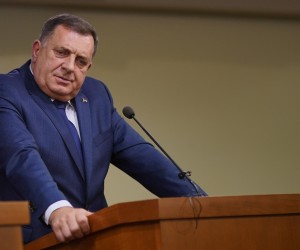 10.12.2021., Narodna skupstina RS, Banjaluka (BiH) – Predstavnici oporbe u Narodnoj skupstini RS napustili su posebnu sjednicu NSRS i optuzili Milorada Dodiika i vecinu na celu sa SNSD-om da je posebna sjednica samo Dodikova kampanja za naredne izbore. Prije napustanja sjednice lideri oporbe su odrzali pres konferenciju. Nakon njih, konferenciju su odrzali i lideri stranaka u vlasti okupljenih oko SNSD-a, a prvi je govorio Milorad Dodik koji je rekao da se RS ne sprema za rat i da ce istrajati na svojim prijedlozima.



Photo: Dejan Rakita/Pixsell Photo: Dejan Rakita/PIXSELL