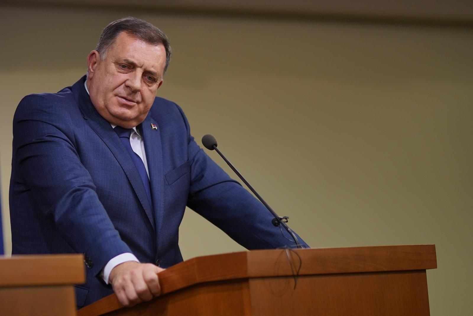 10.12.2021., Narodna skupstina RS, Banjaluka (BiH) – Predstavnici oporbe u Narodnoj skupstini RS napustili su posebnu sjednicu NSRS i optuzili Milorada Dodiika i vecinu na celu sa SNSD-om da je posebna sjednica samo Dodikova kampanja za naredne izbore. Prije napustanja sjednice lideri oporbe su odrzali pres konferenciju. Nakon njih, konferenciju su odrzali i lideri stranaka u vlasti okupljenih oko SNSD-a, a prvi je govorio Milorad Dodik koji je rekao da se RS ne sprema za rat i da ce istrajati na svojim prijedlozima.



Photo: Dejan Rakita/Pixsell Photo: Dejan Rakita/PIXSELL