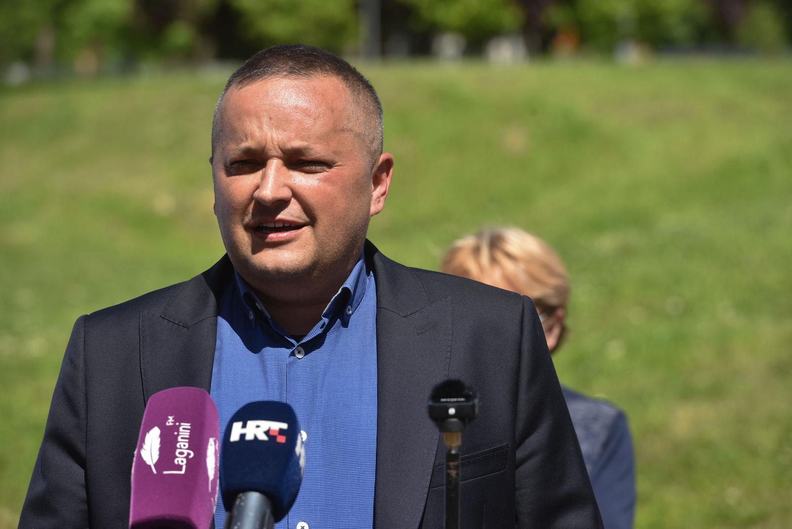 11.5.2021.,Zagreb - Kandidat za gradonacelnika Grada Zagreba Josko Klisovic sa svojim suradnicima Sarom Medved i Brankom Kolaricem odrzao je uz zelenu povrsinu na Kutnjackom putu konferenciju za medije.
Photo: Davorin Visnjic/PIXSELL