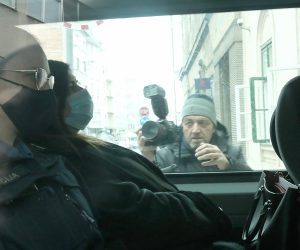 11.11.2021., Zagreb - Po nalogu Ureda europske javne tuziteljice (EPPO), policija je u Vinkovcima uhitila bivsu ministricu regionalnoga razvoja i fondova EU Gabrijelu Zalac. U istoj akciji u Zagrebu je uhicen aktualni ravnatelj Sredisnje agencije za financiranje i ugovaranje programa i projekata EU (SAFU) Tomislav Petric, a na podrucju Splita poduzetnici Marko Jukic, vlasnik informaticke tvrtke Ampelos, kojoj je 2018. na temelju natjecaja dodijeljen posao izrade softvera tezak 16,24 milijuna kuna, te Mladen Simunac, vlasnik tvrtke Micro projekt i prijatelj Gabrijele Zalac. Cetvero osumnjicenih u aferi Softver prepraceno je pred suca istrage zagrebackog Zupanijskog suda po nalogu EPPO uz prijedlog odredjivanje istraznog zatvora protiv svih okrivljenika.