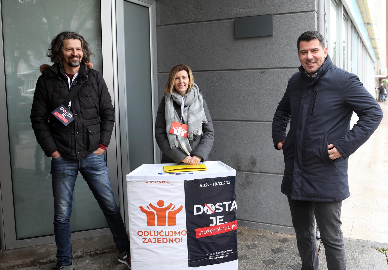 11.12.2021., Sibenik - Nikola Grmoja odrzao je konferenciju za medije na kojoj je govorio o referendumu protiv Stozera i covid potvrda a odgovorio je i na pitanja o bivsim ministrima Tolisicu i Kuscevicu i saborskom zastupniku Hrvoju Zekanovicu. Photo: Dusko Jaramaz/PIXSELL