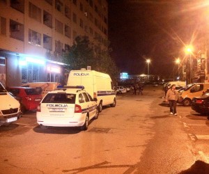 25.05.2012., Zagreb - Policija je tragala za pociniteljem pljacke banke na Jarunu, koja se dogodila u poslijepodnevnim satima, i pokusala ga uhititi na Lanistu, gdje se skrivao u stanu. Zapucao je na policiju te pobjegao s mjesta dogadjaja u smjeru juga. r"nPhoto: Zeljko Lukunic/PIXSELL