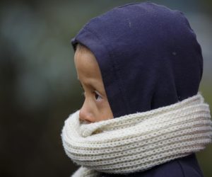 11.10.2021., Velika Kladusa, Bosna i Hercegovina - Stotine migranata, najvise porodice sa djecom nalazi se u novoformiranom improvizovanom satorskom naselju u blizini Velike Kladuse, svega nekoliko kilometara od granice sa Hrvatskom. Svi oni odbijaju ulazak u migrantske centre i u nadi iscekuju ljepse vrijeme pa da jos jednom pokusaju preci granicu i ostvare cilj odlaska u zemlje Evropske unije. Mnogi od njih su nekoliko puta pokusali preci granicu, te su nakon susreta sa granicnom policijom vraceni isprebijani i goli. U kampu nema niti jedna agencija ili organizacija koja pomaze ovim migrantima. Njih oko 300 spava na otvorenom, gdje se jutarnje temperature krecu oko 0 stepeni.