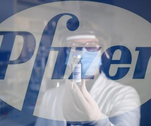 12.11.2020., Zagreb - Ilustracija -  istrazivanje cjepiva za covid-19. Americka farmaceutska tvrtka Pfizer objaviila je u ponedjeljak da je njihovo cjepivo za koronavirus izuzetno efektivno, tocnije efektivnije od 90%. Pfizer cjepivo razvija u suradnji s njemackom tvrtkom BioNTech. Na temelju najava, dvije tvrtke bi do kraja godine mogle isporuciti do 50 milijuna doza cjepiva u svijetu te do 1,3 milijarde doza u 2021. Photo: Zeljko Lukunic/PIXSELL