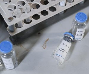 12.11.2020., Zagreb - Ilustracija -  istrazivanje cjepiva za covid-19. Americka farmaceutska tvrtka Pfizer objaviila je u ponedjeljak da je njihovo cjepivo za koronavirus izuzetno efektivno, tocnije efektivnije od 90%. Pfizer cjepivo razvija u suradnji s njemackom tvrtkom BioNTech. Na temelju najava, dvije tvrtke bi do kraja godine mogle isporuciti do 50 milijuna doza cjepiva u svijetu te do 1,3 milijarde doza u 2021. Photo: Zeljko Lukunic/PIXSELL
