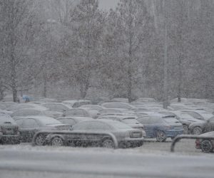 13.01.2017., Zagreb - U poslijepodnevnim satima na podrucju grada poceo je padati snijeg. Nekoliko sati prije bilo je suncano, nakon cega je uslijedila kisa pracena jakim vjetrom, a temperatura se spustila za nekoliko stupnjeva. 
Photo: Marko Lukunic/PIXSELL