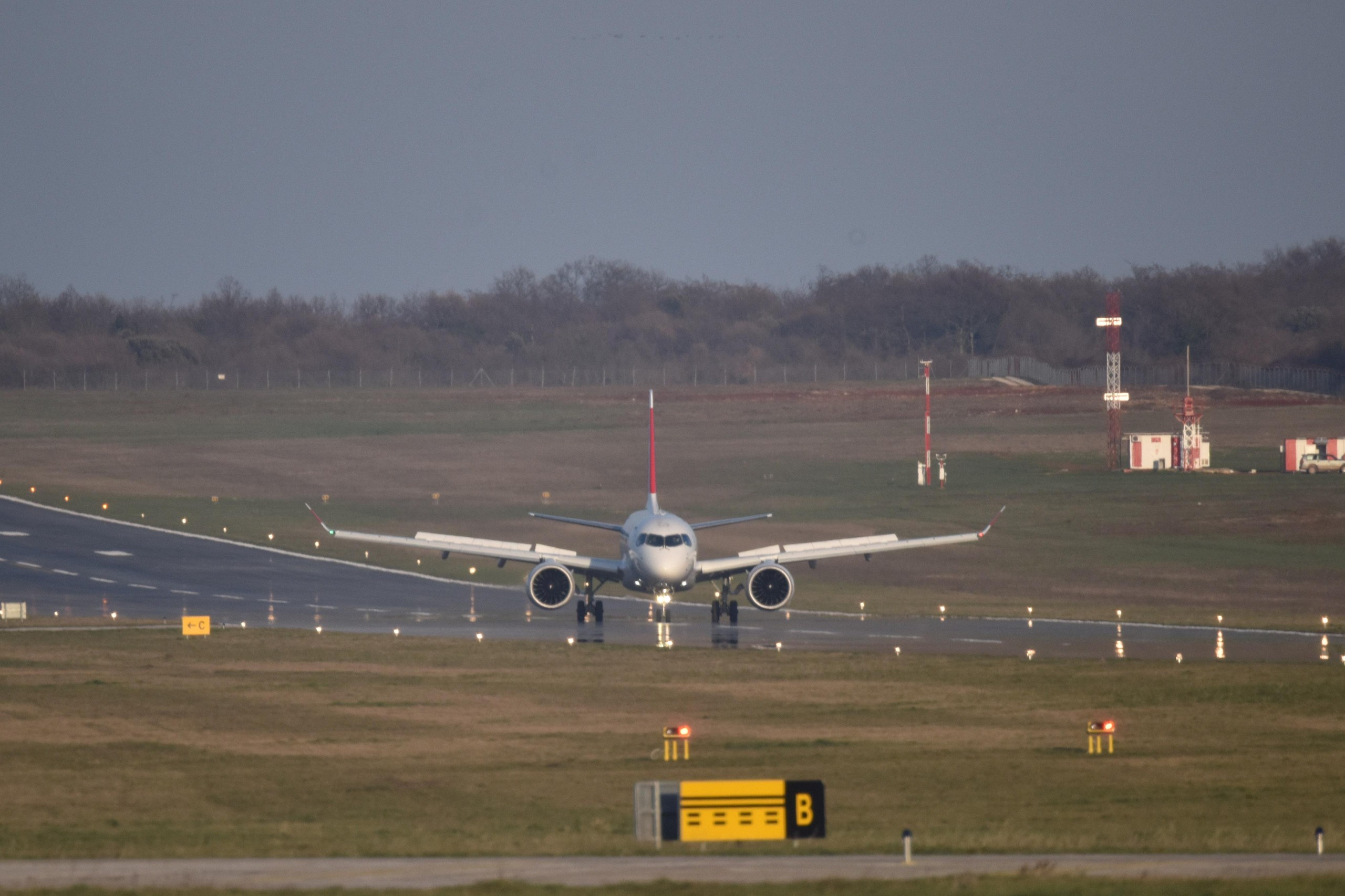 13.03.2017., Pula - Tijekom popodneva avion Swissaira izvodio je trenazne letove i koristio novu pistu pulske zracne luke koja je prije par dana svecano otvorena. "nPhoto: Dusko Marusic/PIXSELL"n"n"n"n"n