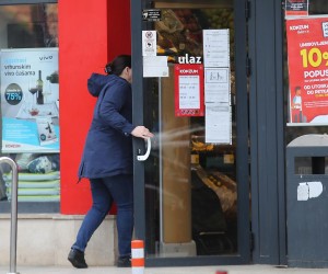 14.04.2020.,Sibenik-Radno vrijeme trgovina vraceno je kao prije uskrsnjih blagdana od 8-17 sati.rPhoto: Dusko Jaramaz/PIXSELL