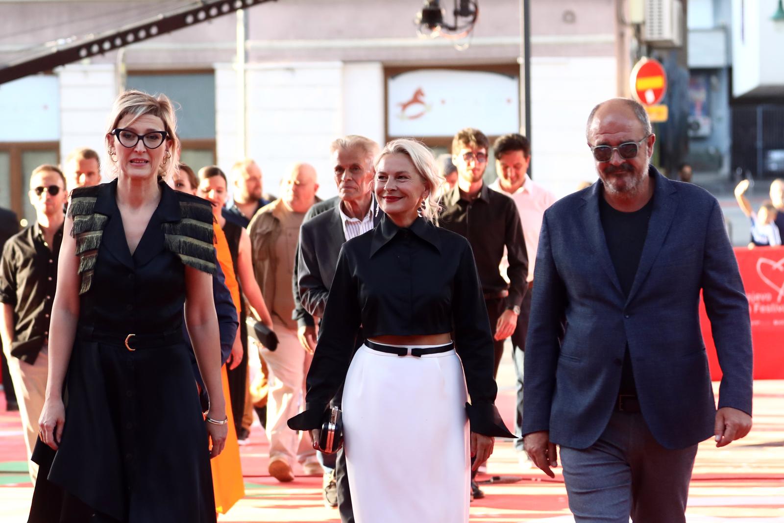 14.08.2021., Sarajevo, Bosna i Hercegovina - Prvi tepih drugog dana 27. izdanja Sarajevo Film Festivala. Prosetala je ekipa filma Quo vadis Aida?, uz njih najvise je paznje plijenila Daria Lorenci.
Photo: Armin Durgut/PIXSELL