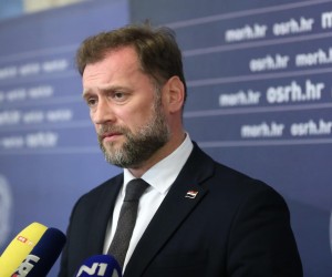 14.12.2021., Zagreb - Ministar obrane Mario  Banozic dao je izjavu medijima nakon sto je u Ministarstvu obrane dodjelio vojna priznanja povodom Dana Hrvatskog ratnog zrakoplovstva i 30. obljetnice osnutka Hrvatskog ratnog zrakoplovstva. Photo: Sanjin Strukic/PIXSELL
