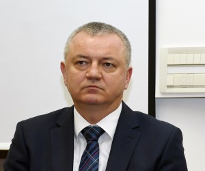 14.12.2021.,Sisak - Uruceni su ugovori o gradnji pet obiteljskih montaznih kuca viseclanim obiteljima stradalima u potresu s podrucja Petrinje i Siska.
Gradnja ovih kuca omogucena je kroz projekt „Krov za Hrvatsku“, a koji je pokrenula Zeljezanska biskupija te se provodi u suradnji s Udrugom gradiscanskih Hrvata „HRVAT S.A.M.“, Austrijskom biskupijskom konferencijom, svih devet austrijski pokrajina, Caritasom Sisacke biskupije te Vladom RH.
Ugovore su korisnicima dodijelili mons. Egidije Zikovis biskup Zeljezanski te Darko Horvat, ministar prostornog uredjenja, graditeljstva i drzavne imovine.
 Photo: Nikola Cutuk/PIXSELL