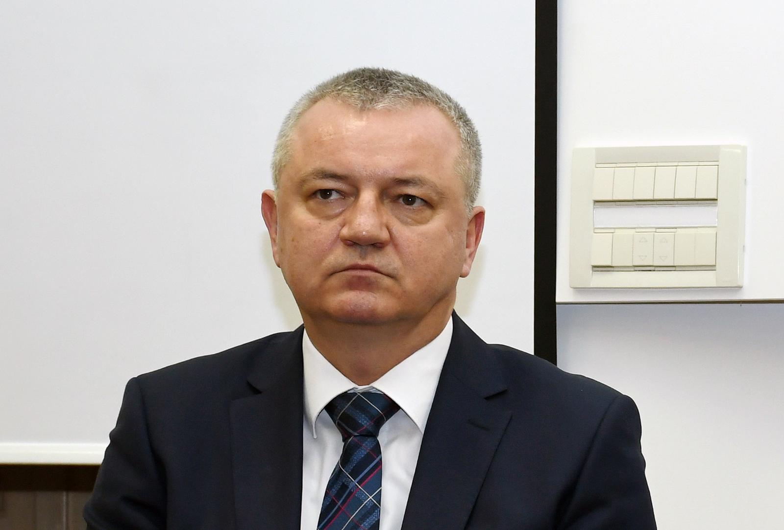 14.12.2021.,Sisak - Uruceni su ugovori o gradnji pet obiteljskih montaznih kuca viseclanim obiteljima stradalima u potresu s podrucja Petrinje i Siska.
Gradnja ovih kuca omogucena je kroz projekt „Krov za Hrvatsku“, a koji je pokrenula Zeljezanska biskupija te se provodi u suradnji s Udrugom gradiscanskih Hrvata „HRVAT S.A.M.“, Austrijskom biskupijskom konferencijom, svih devet austrijski pokrajina, Caritasom Sisacke biskupije te Vladom RH.
Ugovore su korisnicima dodijelili mons. Egidije Zikovis biskup Zeljezanski te Darko Horvat, ministar prostornog uredjenja, graditeljstva i drzavne imovine.
 Photo: Nikola Cutuk/PIXSELL