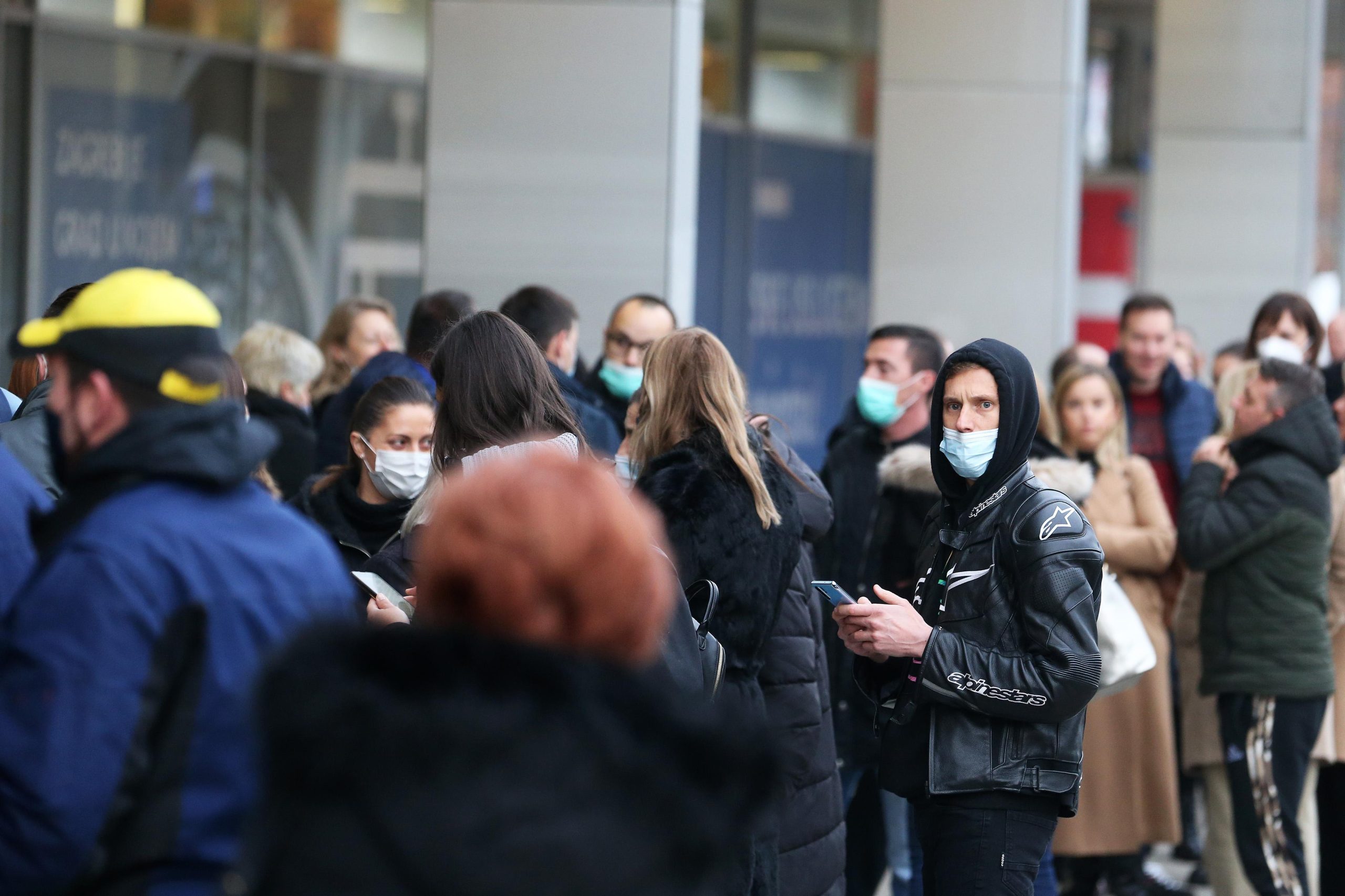 15.11.2021., Zagreb - Zaposlenici Zagrebackog holdinga cekaju u velikom redu za testiranje na Koronavirus.