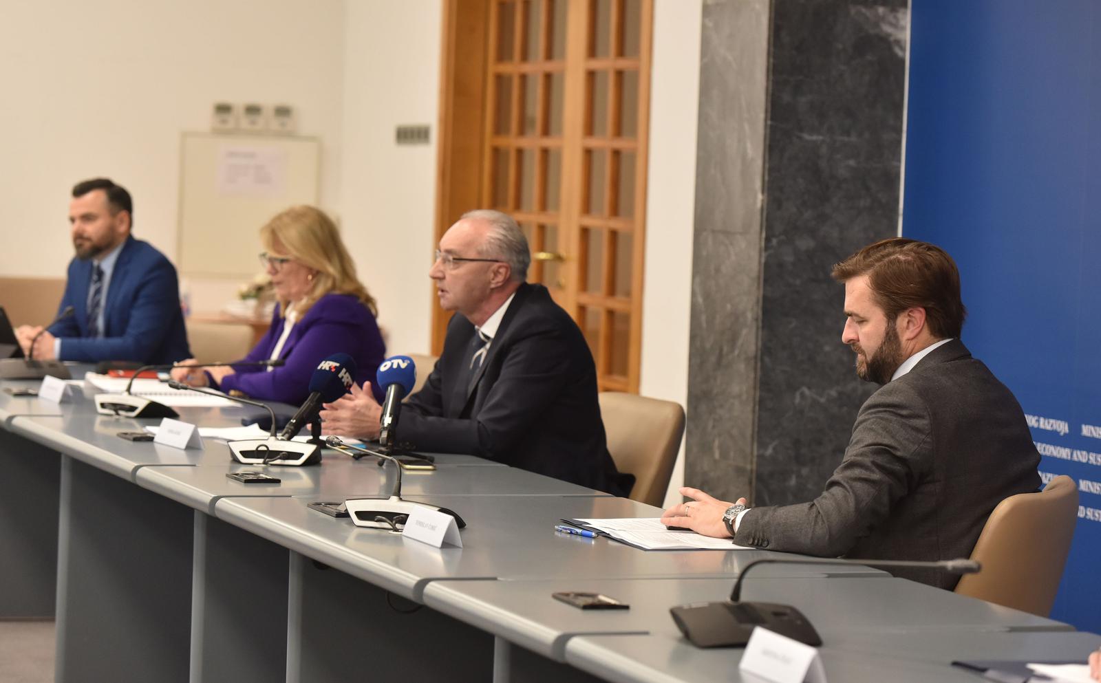 15.12.2021., Zagreb - U velikoj dvorani Ministarstva gospodarstva i odrzivog razvoja odrzana je konferencija za medije predstavljeni su predstojeci javni pozivi i natjecaji Fonda za zastitu okolisa i energetsku ucinkovitost. Na konferenciji su takodjer predstavljeni rezultati Javnog poziva za energetsku obnovu obiteljskih kuca. Ministar gospodarstva i odrzivog razvoja Tomislav Coric
