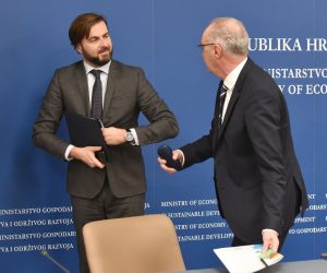 15.12.2021., Zagreb - U velikoj dvorani Ministarstva gospodarstva i odrzivog razvoja odrzana je konferencija za medije predstavljeni su predstojeci javni pozivi i natjecaji Fonda za zastitu okolisa i energetsku ucinkovitost. Na konferenciji su takodjer predstavljeni rezultati Javnog poziva za energetsku obnovu obiteljskih kuca. Ministar gospodarstva i odrzivog razvoja Tomislav Coric, direktor Fonda za zastitu okolisa i energetsku ucinkovitost Sinsa Kukic