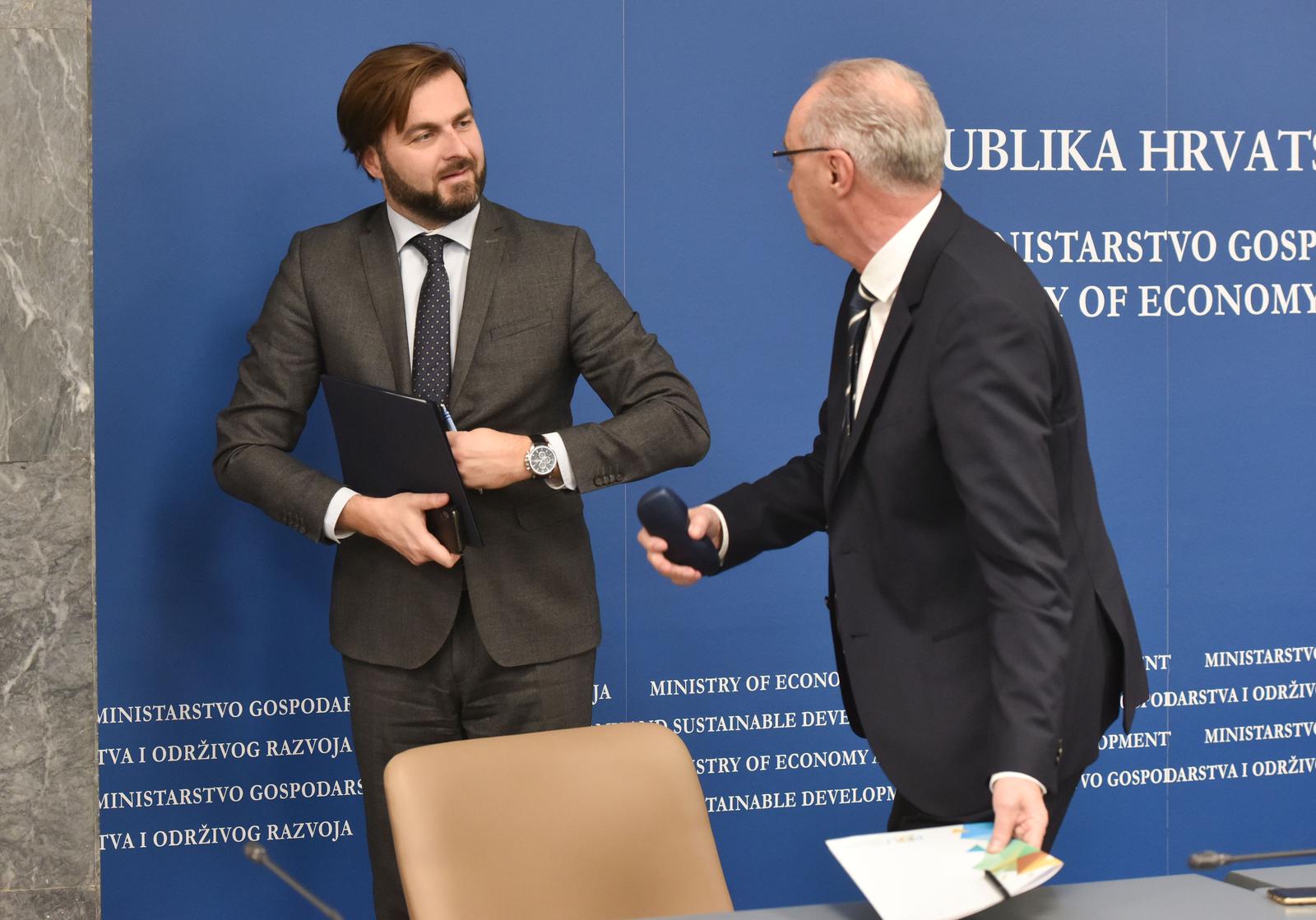 15.12.2021., Zagreb - U velikoj dvorani Ministarstva gospodarstva i odrzivog razvoja odrzana je konferencija za medije predstavljeni su predstojeci javni pozivi i natjecaji Fonda za zastitu okolisa i energetsku ucinkovitost. Na konferenciji su takodjer predstavljeni rezultati Javnog poziva za energetsku obnovu obiteljskih kuca. Ministar gospodarstva i odrzivog razvoja Tomislav Coric, direktor Fonda za zastitu okolisa i energetsku ucinkovitost Sinsa Kukic