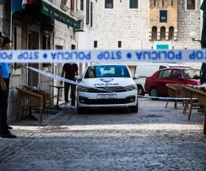 16.06.2020., Kastel Luksic - Oko 02:00 sata, u ulici Josipa Omasica izbio je pozar na parkiranom osobnom vozilu marke BMW, koji je izgorio u potpunosti. Pozar se prosirio i zahvatio dijelom parkirani Suzuki, fasadu kuce u kojoj nitko ne zivi i dio ljetne baste obliznjeg ugostiteljskog objekta. Photo: Milan Sabic/PIXSELL