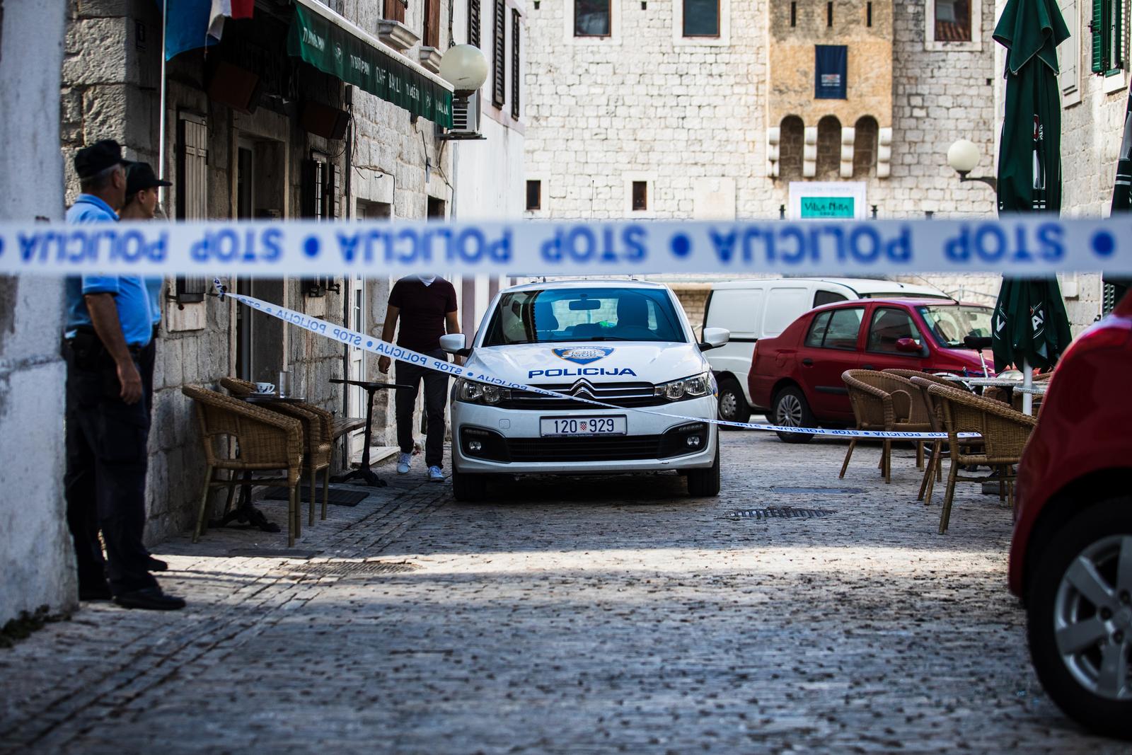 16.06.2020., Kastel Luksic - Oko 02:00 sata, u ulici Josipa Omasica izbio je pozar na parkiranom osobnom vozilu marke BMW, koji je izgorio u potpunosti. Pozar se prosirio i zahvatio dijelom parkirani Suzuki, fasadu kuce u kojoj nitko ne zivi i dio ljetne baste obliznjeg ugostiteljskog objekta. Photo: Milan Sabic/PIXSELL