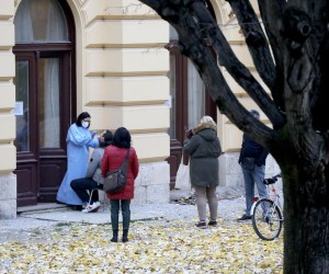 16.11.2021., Zagreb - Povecana potraznja za testiranjem zbog obaveznih covid potvrda dovela je do otvaranja mnogih novih mjesta za testiranje, pa i do ovog neobicnog u parku ispred Umjetnickog paviljona na Trgu kralja Tomislava. 
  Photo: Patrik Macek/PIXSELL
