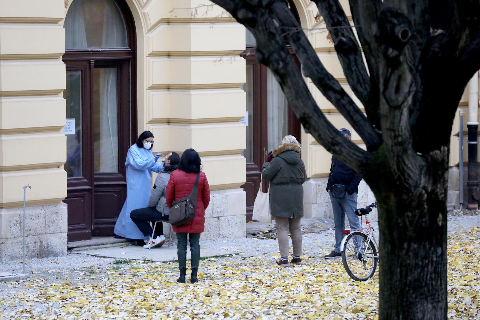 16.11.2021., Zagreb - Povecana potraznja za testiranjem zbog obaveznih covid potvrda dovela je do otvaranja mnogih novih mjesta za testiranje, pa i do ovog neobicnog u parku ispred Umjetnickog paviljona na Trgu kralja Tomislava. 
  Photo: Patrik Macek/PIXSELL