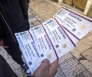 16.12.2021., Split - Veliki red stvorio se u Marmontovoj ulici ispred Cro Fan Shopa nakon pocetka prodaje ulaznica za utakmicu Hajduk - Osijek