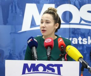 17.11.2021., Zagreb - Konferencija za medije stranke Most o prikupljanje potpisa za organiziranje referenduma protiv uvodenja covid potvrda.Marija Selak Raspudic.
Photo: Matija Habljak/PIXSELL