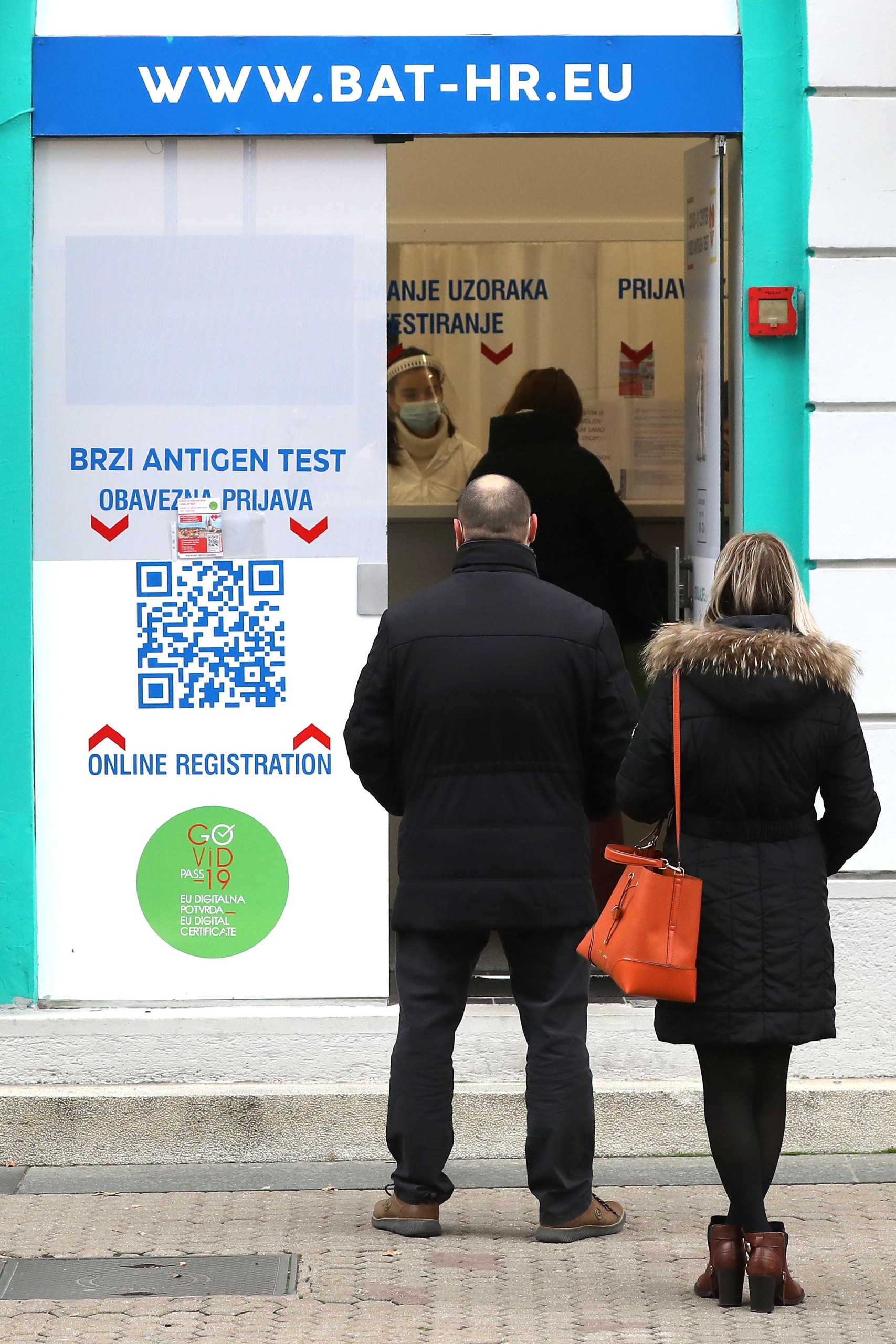 17.11.2021., Zagreb - Na mnogim mjestima u gradu i dalje je zbog obaveznih covid potvrda velika potraznja za testiranjem na koronavirus. 
Patrik Macek/PIXSELL Photo: Patrik Macek/PIXSELL