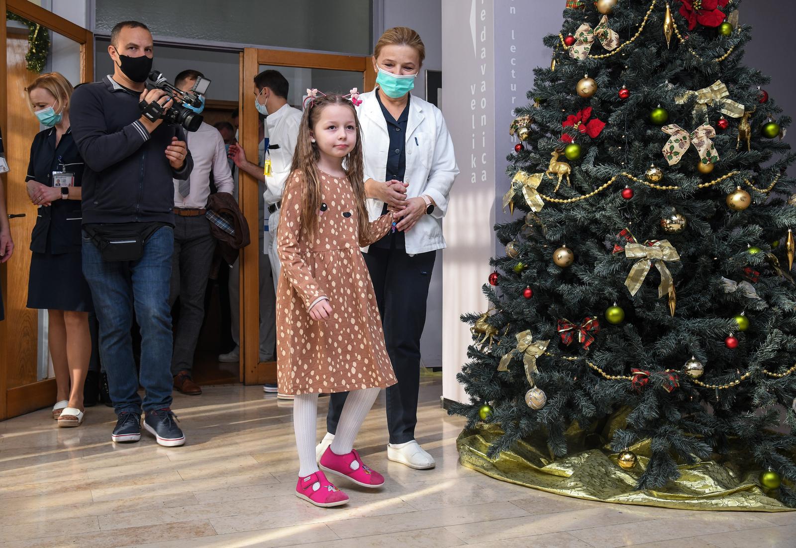 17.12.2021.., Zagreb - U klinici za djecje bolesti Zagreb odrzana je konferencija za medije povodom velikog uspjeha hrvatske medicine - oporavka i izlaska iz bolnice djevojcice Andjele koja je nesretno stradala u padu s traktora.   Photo: Josip Regovic/PIXSELL