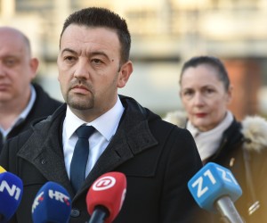 17.12.2021., Zagreb - Predsjednik Hrvatskih suverenista Marijan Pavlicek sa svojim suradnicima dao je izjavu za medije ispred Doma sportova.