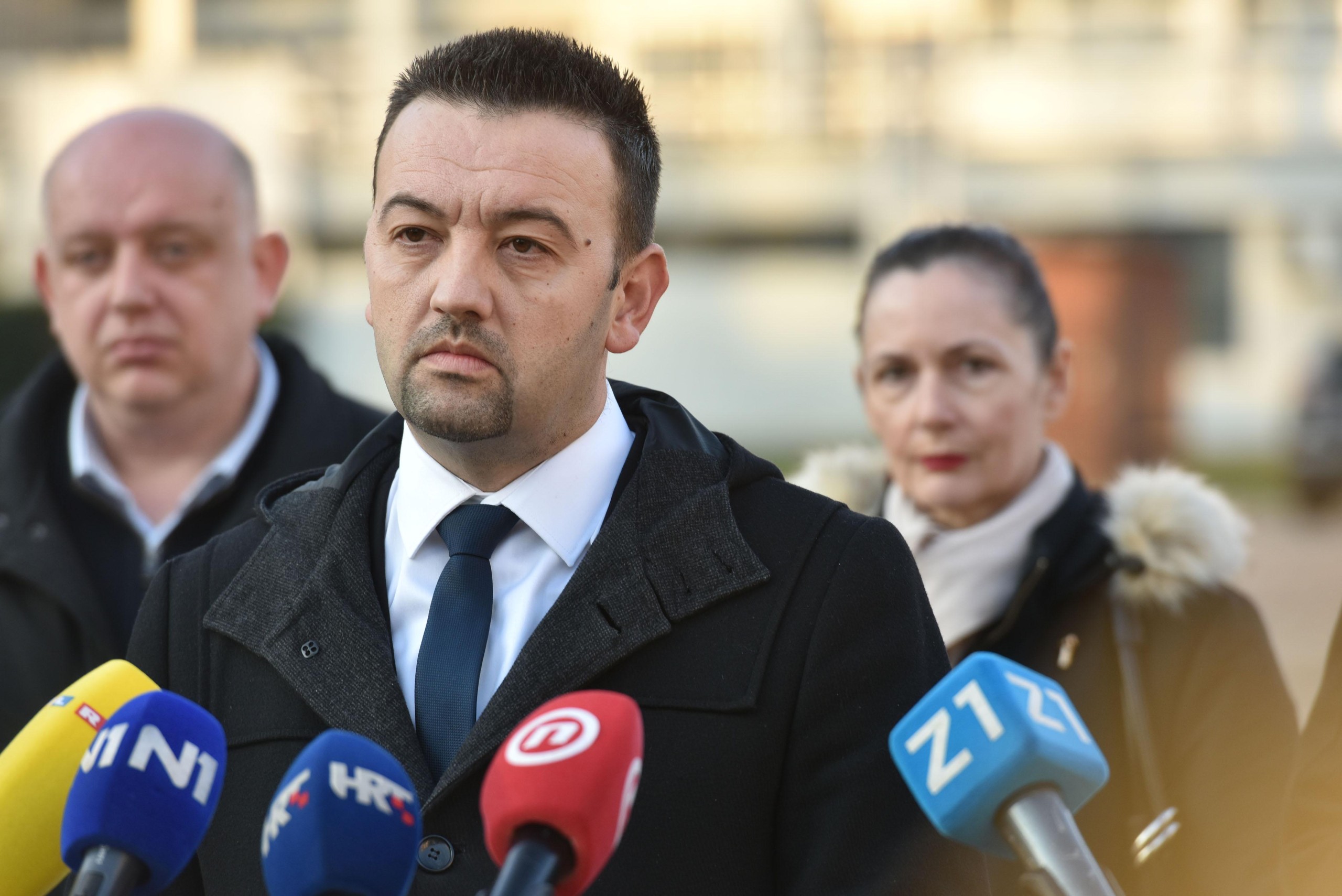 17.12.2021., Zagreb - Predsjednik Hrvatskih suverenista Marijan Pavlicek sa svojim suradnicima dao je izjavu za medije ispred Doma sportova.