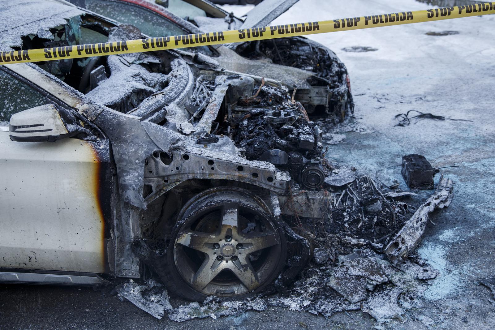 18.01.2021.,Sarajevo, Bosna i Hercegovina - Dva automobila u potpunosti su izgorjela na sarajevskoj Bascarsiji jutros oko 4 sata.
Photo: Armin Durgut/PIXSELL