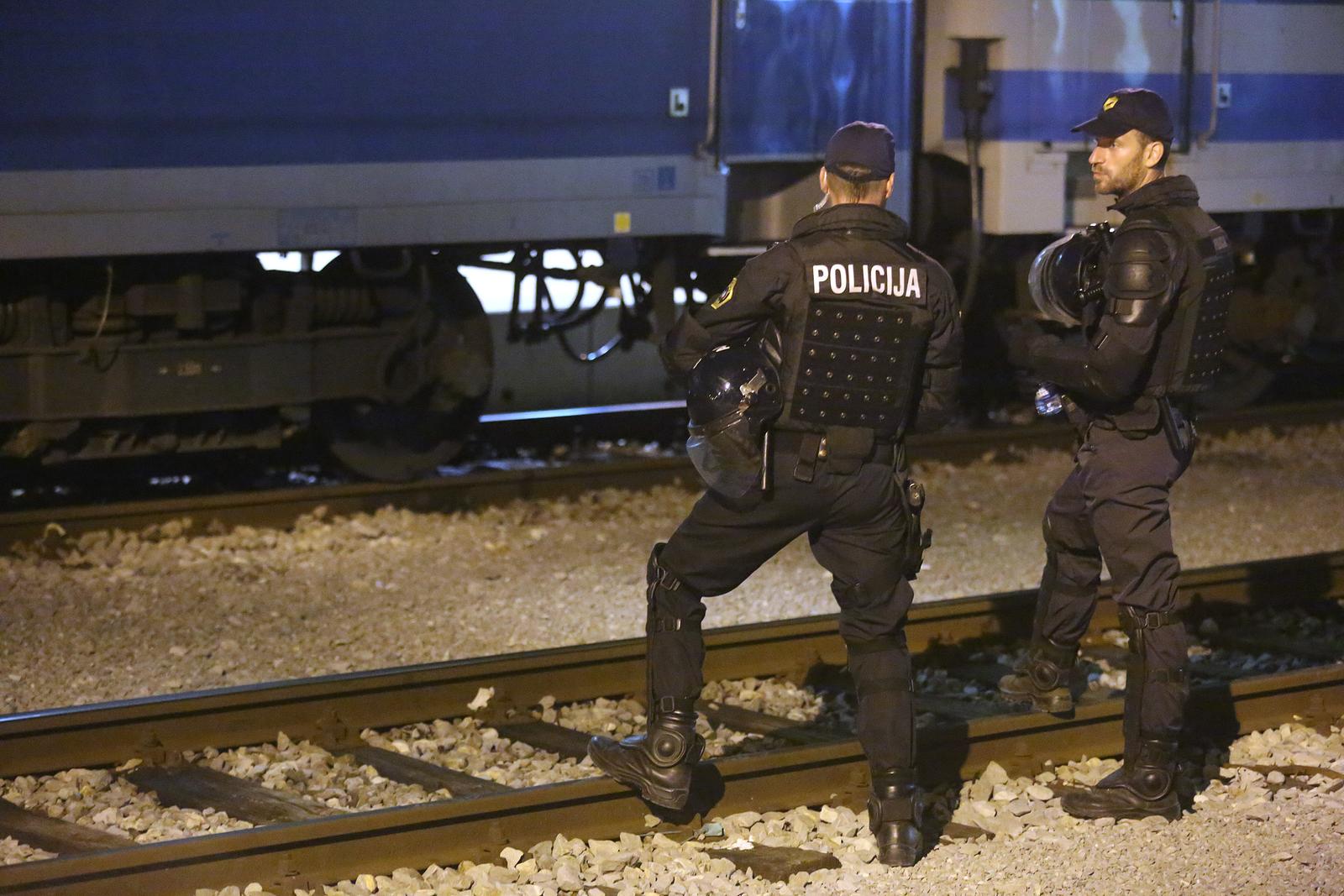 17.09.2015., Dobova, Slovenija - Na zeljeznickom kolodvoru nalazi se vlak s otprilike 200 izbjeglica iz Sirije smjestenih u vagone izvan redovite kompozicije koji prometuje na relaciji Njemacka - Hrvatska. Izbjeglice su do granice Hrvatske i Slovenije stigle pjesice ili kombijima koji su ih prevozili iz Zagreba, no granicna policija ih je zaustavila i smjestila u vagone. Ocekuje se povratak u Zagreb. Jedan muskarac iskocio je kroz prozor vlaka, no policija ga je uhvatila. Photo: Borna Filic/PIXSELL